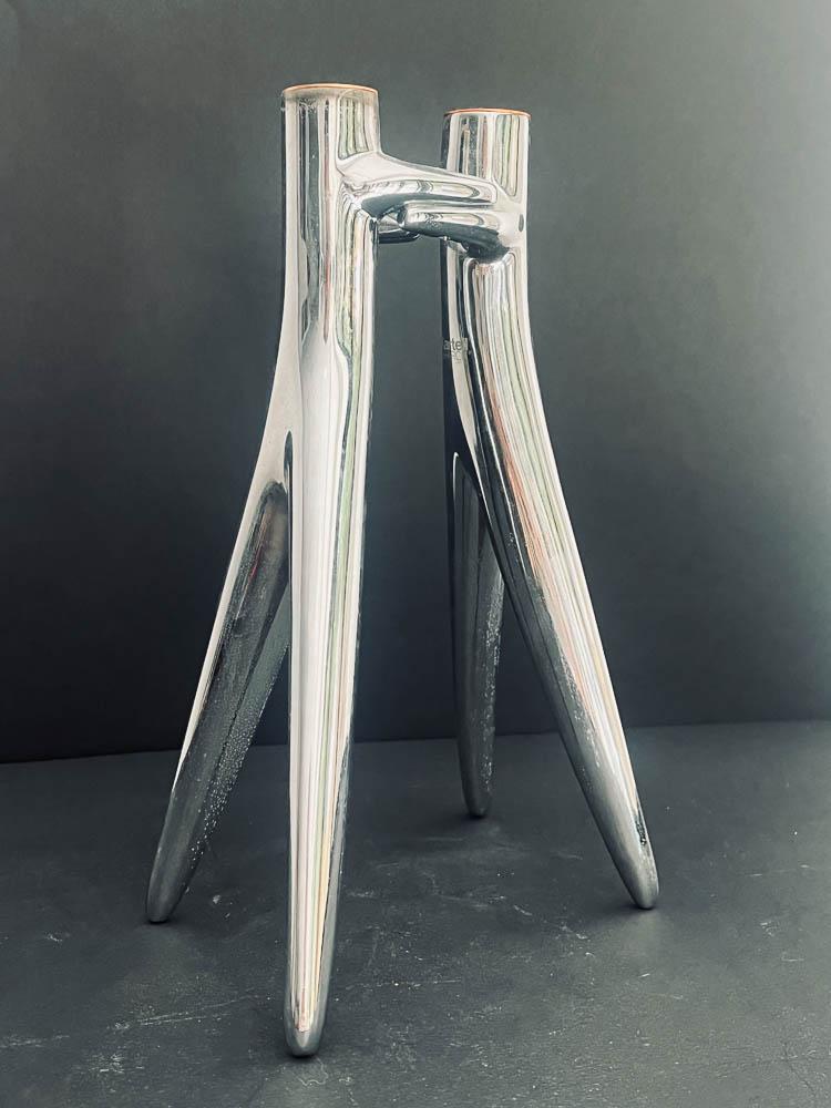 STARCK - BOUGEOIR: Philippe STARCK (1949) pour KARTELL Bougeoir en aluminium poli avec bagues en cuivre. Signé. H : 26,5 cm