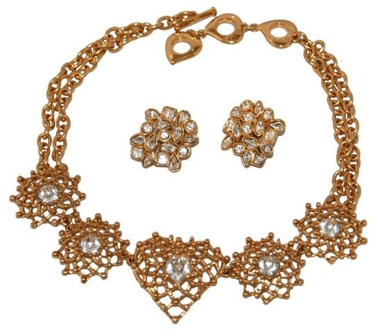 YVES SAINT LAURENT GOOSSENS - Parure collier et bo: YVES SAINT LAURENT GOOSSENS - Parure collier et boucles d'oreilles, métal doréciselé et cristal avec pochette, l : 3,6 et L : 45 cm. Circa 1985
