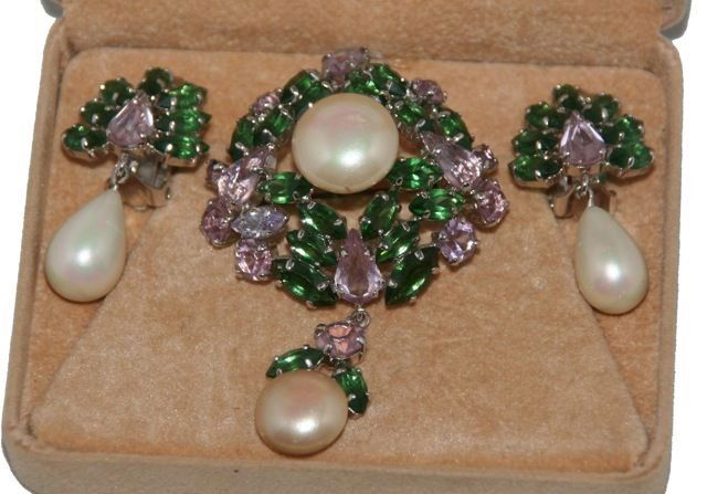 CHRISTIAN DIOR - Ensemble boucles d'oreilles et bro: CHRISTIAN DIOR - Ensemble boucles d'oreilles et broches,perles d'imitation,cristal vert péridot et parme.Signé, 1959. Très bon état.