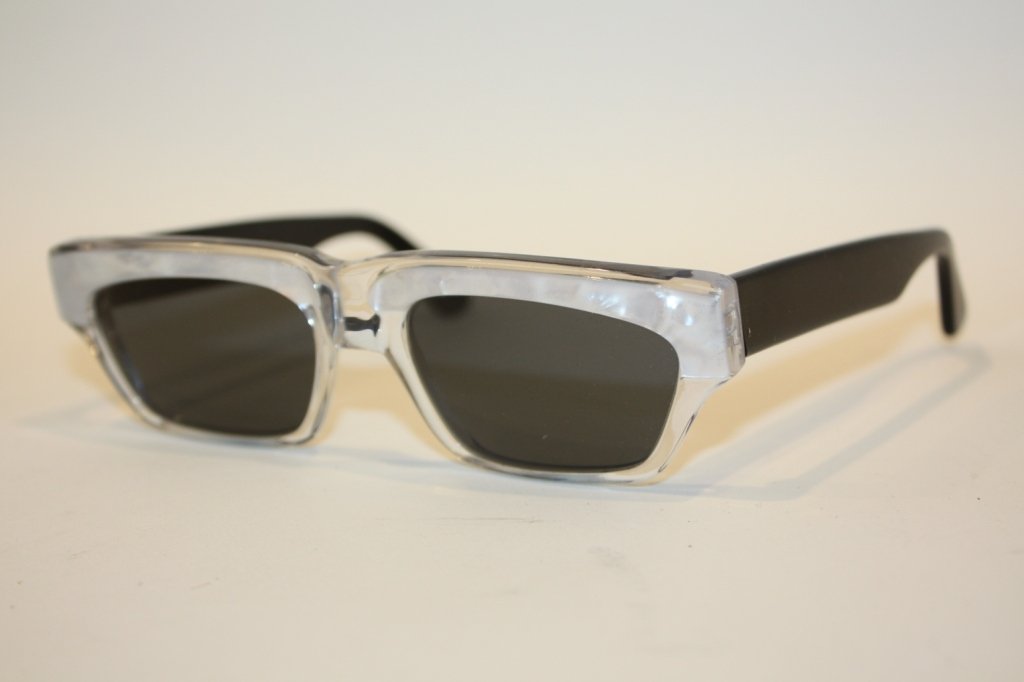 Jean François Rey pour IDC - Paire de lunettes de s: Jean François Rey pour IDC - Paire de lunettes de soleil noire et gris irisé. Verres neufs circa 1980 - Bon état