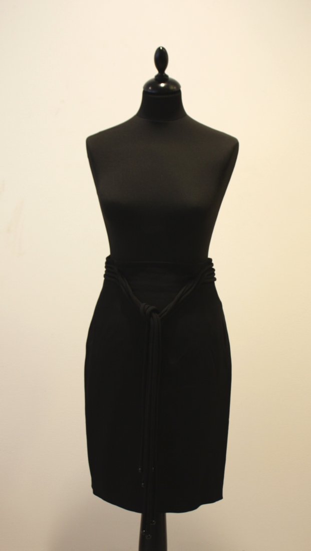 LOUIS FERAUD - Jupe noire au genou, jolie ceintur: LOUIS FERAUD - Jupe noire au genou, jolie ceinture à nouer, taille 38. Très bon état.