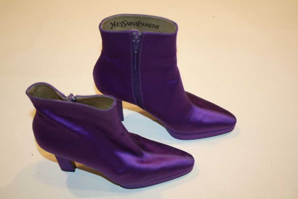 YVES SAINT LAURENT - Bottines en satin violet , ta: YVES SAINT LAURENT - Bottines en satin violet , talon et plateforme, T. 40/41 - portées uniquement pour un défilé