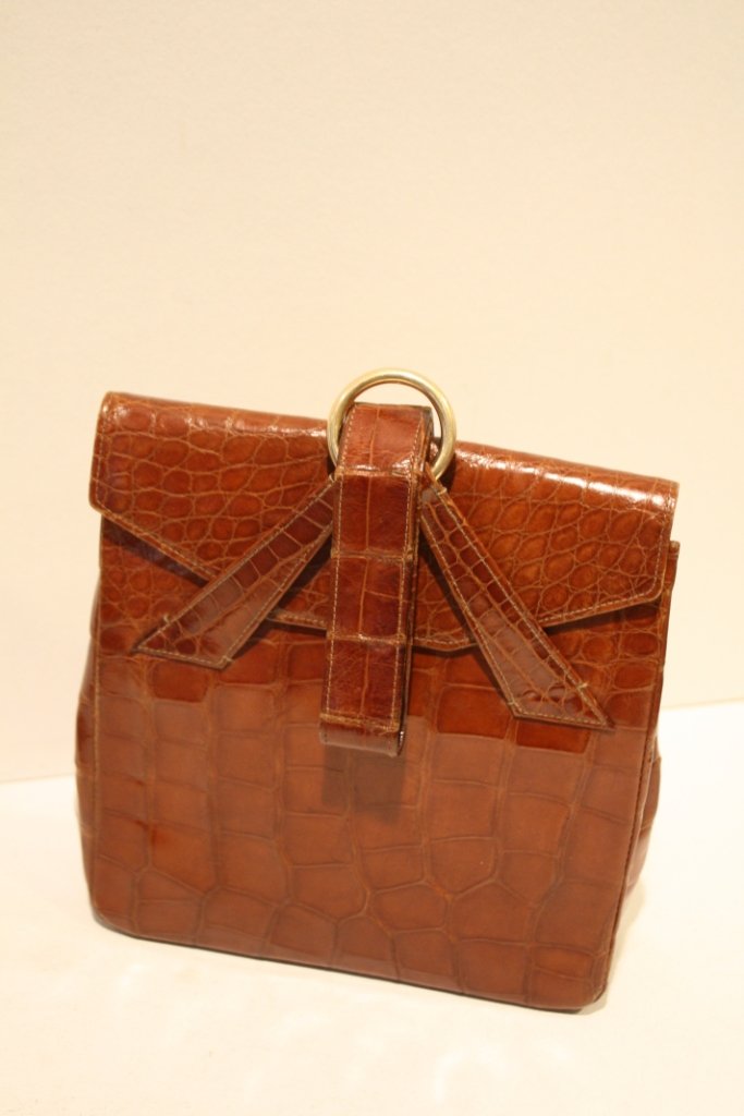 CARTIER - Sac à petit rabat en crocodile du missis: CARTIER - Sac à petit rabat en crocodile du mississippi marron et boucle de fermeture dorée - Très bon état