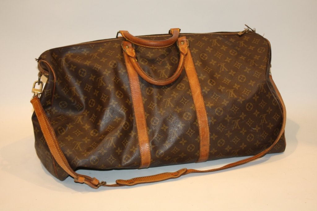 VUITTON - Grand sac de voyage monogrammé, garnitur: VUITTON - Grand sac de voyage monogrammé, garniture en cuir naturel, avec sa bandoulière. L : 60 cm (état d'usage)