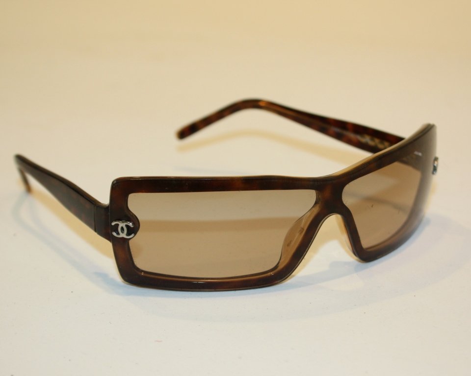 CHANEL - Paire de lunettes de soleil en acétate mar: CHANEL - Paire de lunettes de soleil en acétate marron. Dans leur étui. Etat neuf, jamais portée.