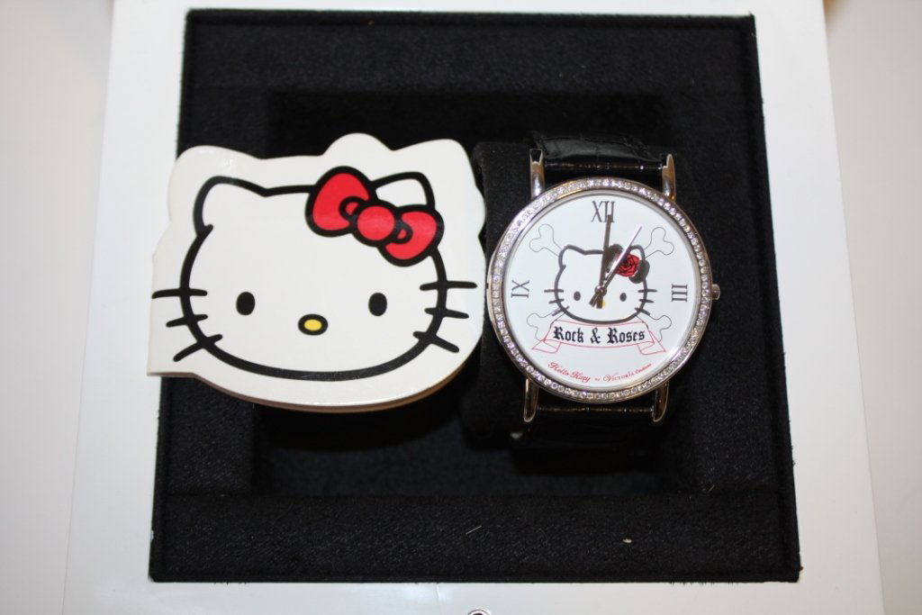 VICTORIA COUTURE: VICTORIA COUTURE Montre "hello Kitty" , cadran tête de chat et inscription "Rock and roses", bracelet cuir noir façon crocodile da