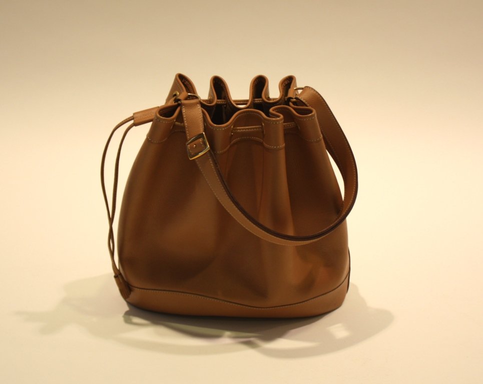 HERMES - Sac modèle "market" en veau grainé naturel: HERMES - Sac modèle "market" en veau grainé naturel, garniture de métal doré. Très bon état. H : 27 ; L : 27 cm