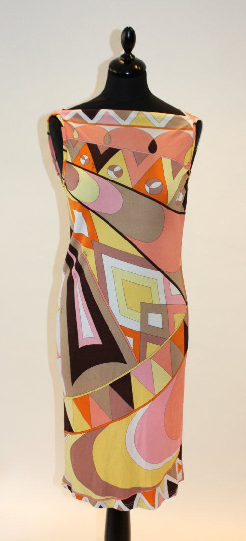 PUCCI Robe en rayon sans manche, imprimé géométriqu: PUCCI Robe en rayon sans manche, imprimé géométrique multicolore sur fond blanc, taille 40. Bon état