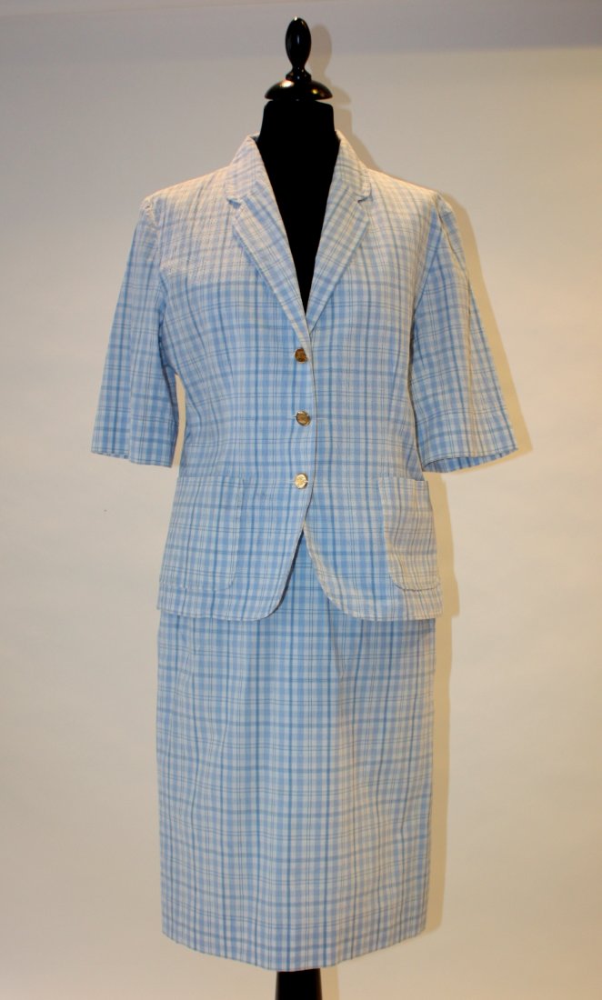 BURBERRY - tailleur veste à manches courtes et jupe: BURBERRY - tailleur veste à manches courtes et jupe au genou en tissu seersucker à carreaux bleus et blancs , taille 38/40. Bon état Chemisier en coton blanc à manches longues Poches ornées du si