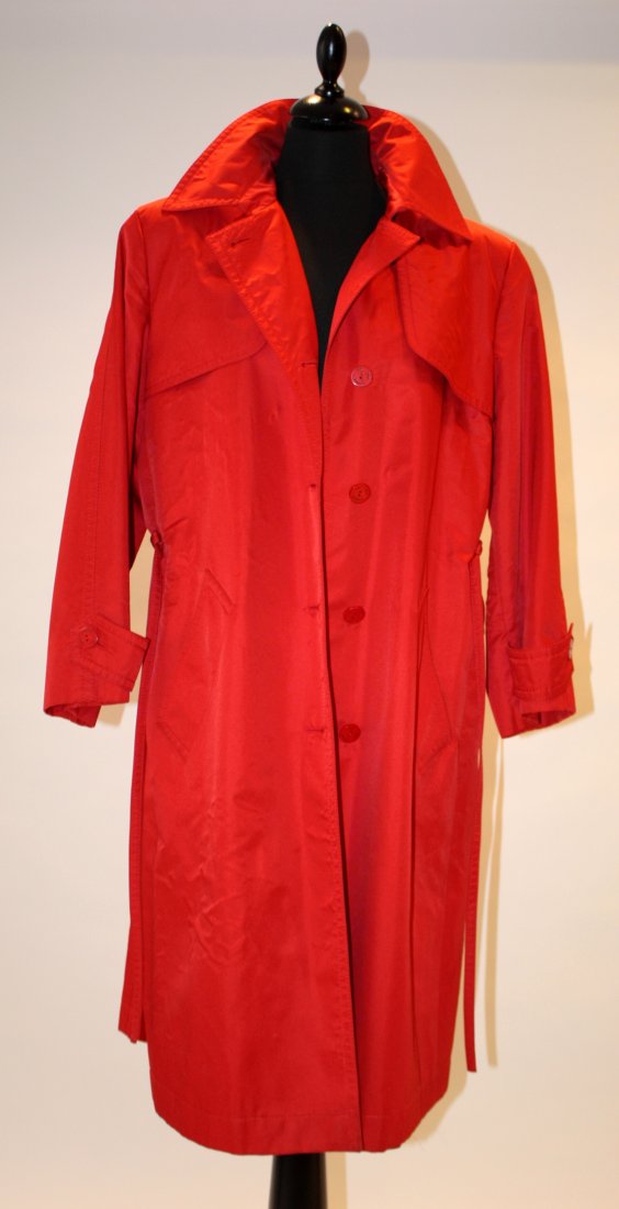 YVES SAINT LAURENT Rive Gauche - Imperméable en co: YVES SAINT LAURENT Rive Gauche - Imperméable en coton rouge, taille 40 environ, boutons siglés. Très bon état