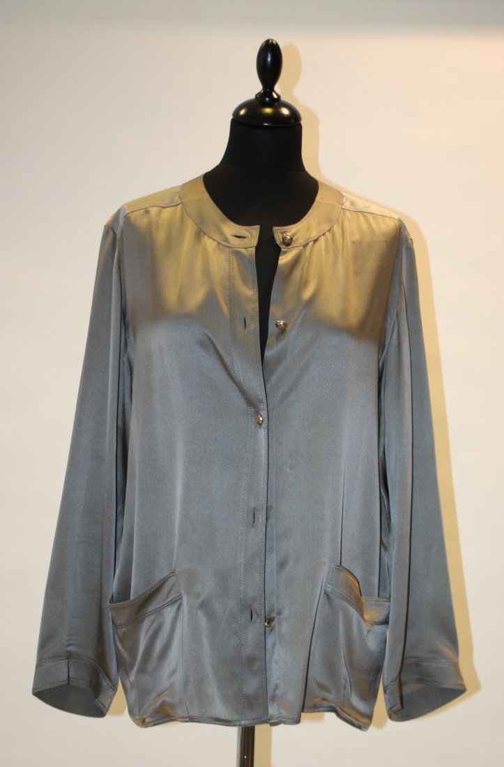 CHANEL - Tunique ouverte sur le devant, boutons si: CHANEL - Tunique ouverte sur le devant, boutons siglés dorés, col rond, en soie taupe, taille 42, vers 1980. Bon état