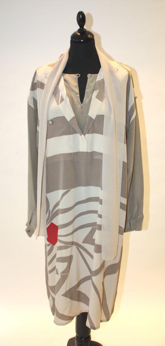 GUCCI - Robe à manches longues en soie imprimée de: GUCCI - Robe à manches longues en soie imprimée de motifs géométriques mastic et beige , vers 1975. Bon état