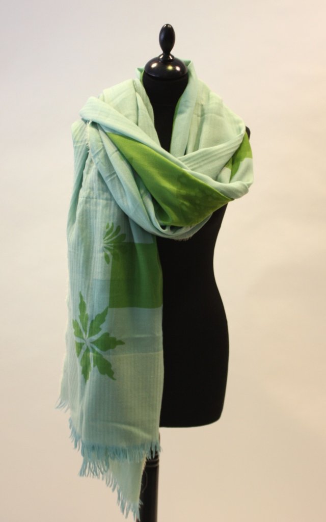 HERMES Nappe de pique-nique (ou plaid) Fond vert d: HERMES Nappe de pique-nique (ou plaid) Fond vert d'eau imprimé d'un H vert gazon; très bon état