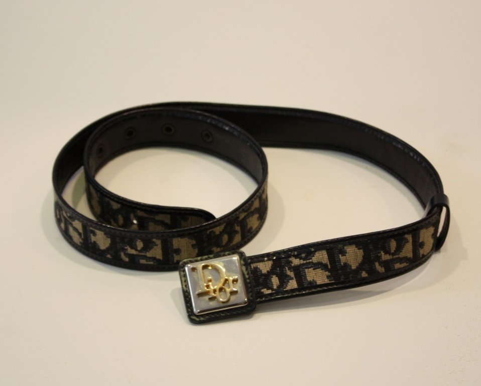 DIOR Ceinture en toile monogrammée bleu marine, bo: DIOR Ceinture en toile monogrammée bleu marine, boucle pleine en métal doré siglé, état d'usage