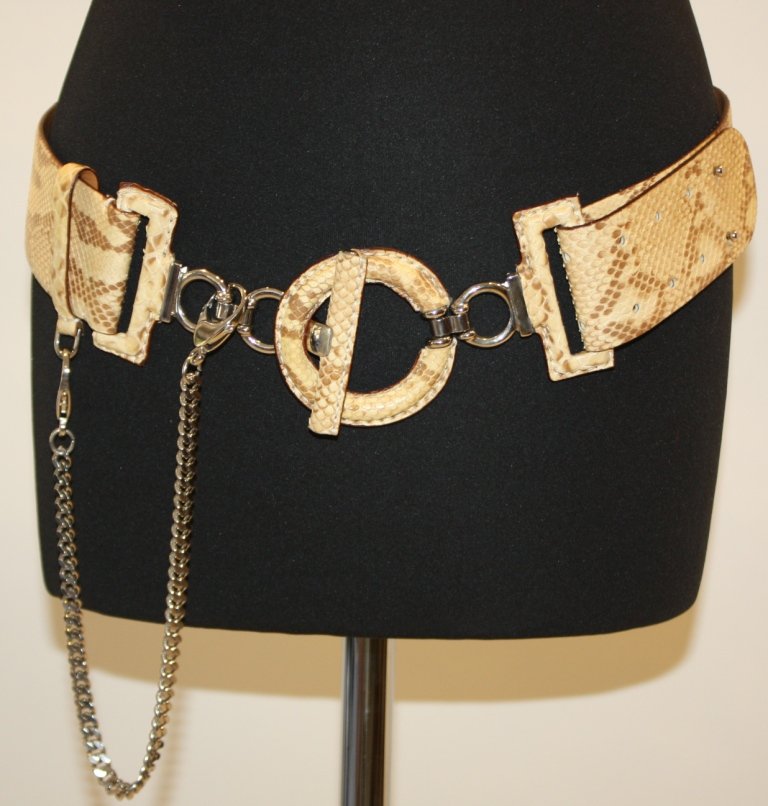 GIANFRANCO FERRE Ceinture façon crocodile. Taille: GIANFRANCO FERRE Ceinture façon crocodile. Taille 85 Etat neuf