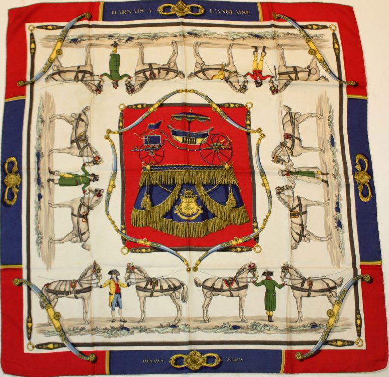 HERMES - Foulard en soie imprimée titré "Harnais à: HERMES - Foulard en soie imprimée titré "Harnais à l'anglaise", par Grygkar. Année 1955. Bon état. 87 x 87 cm