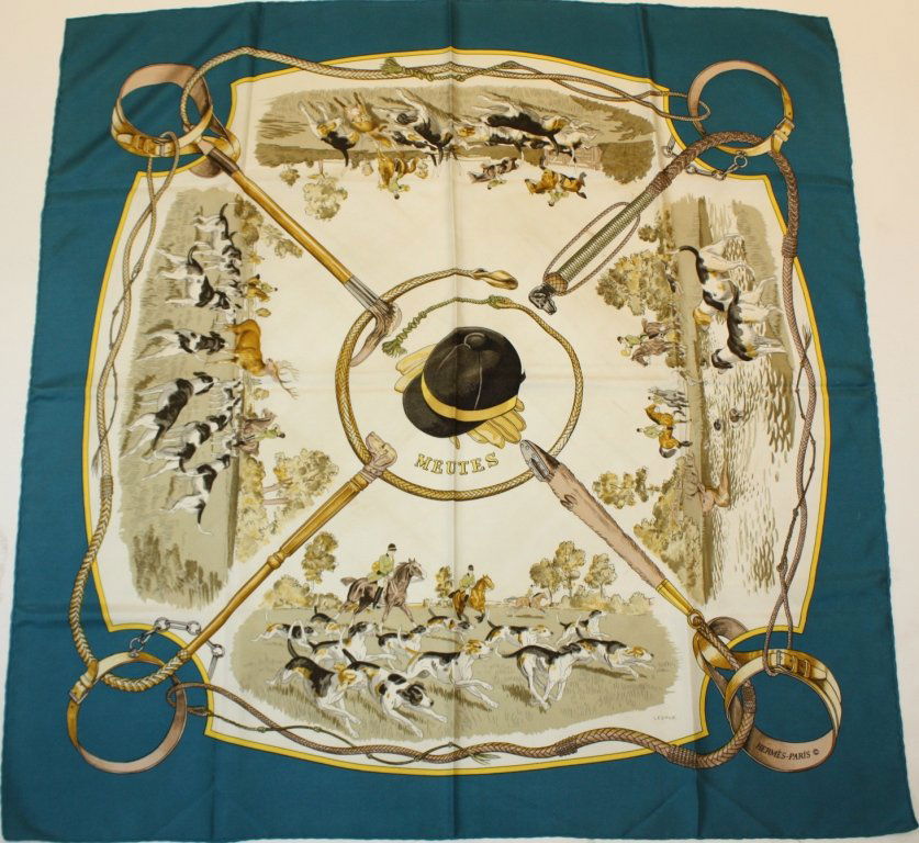 HERMES - Foulard en soie imprimée titré "Meutes",: HERMES - Foulard en soie imprimée titré "Meutes", par Philippe Ledoux. Année 1971. Bon état. 87 x 87 cm