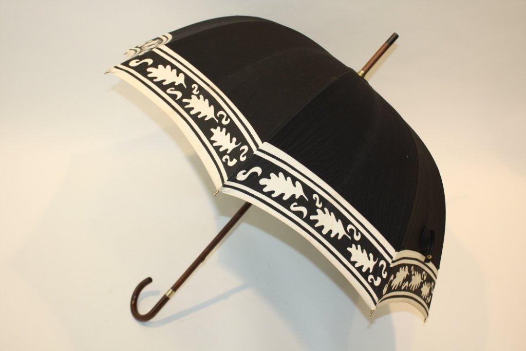 INES DE LA FRESSANGE: INES DE LA FRESSANGE Parapluie en coton noir, orné de feuillages crème - très bon état