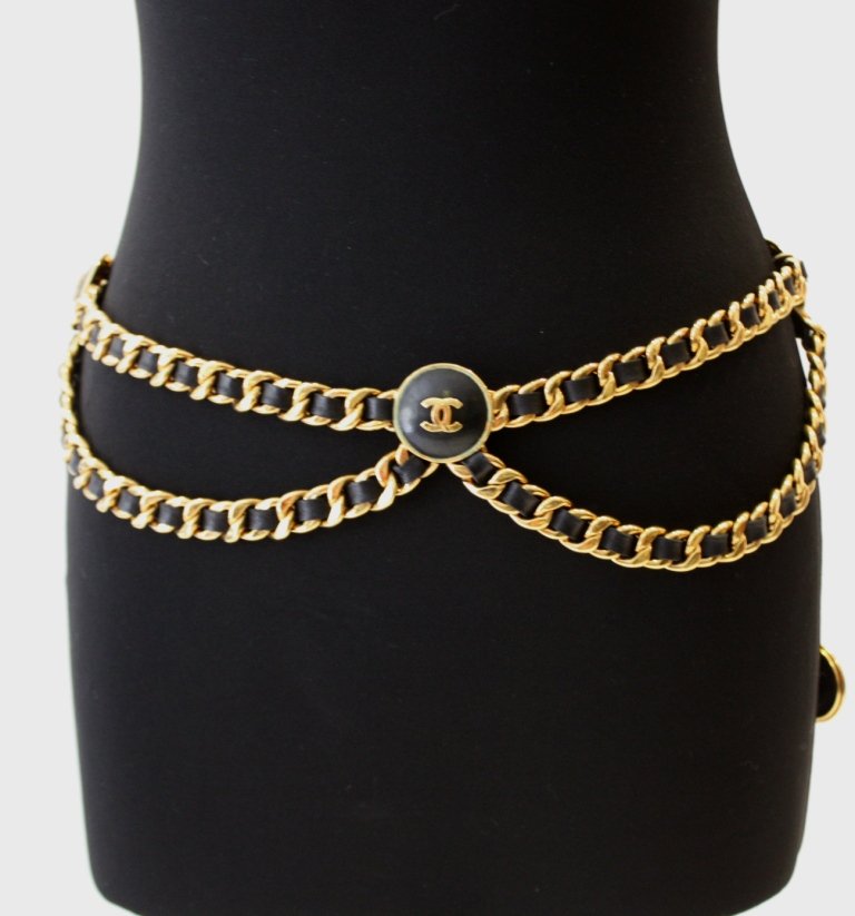 CHANEL : CHANEL Ceinture en métal doré , entrelacs de cuir noir, médaillons en métal doré gainés de cuir noir et siglés, très bon ét