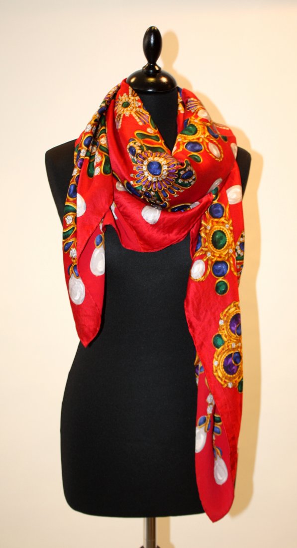 CHANEL Carré en soie rouge imprimée de joaillerie.: CHANEL Carré en soie rouge imprimée de joaillerie. Bon état.