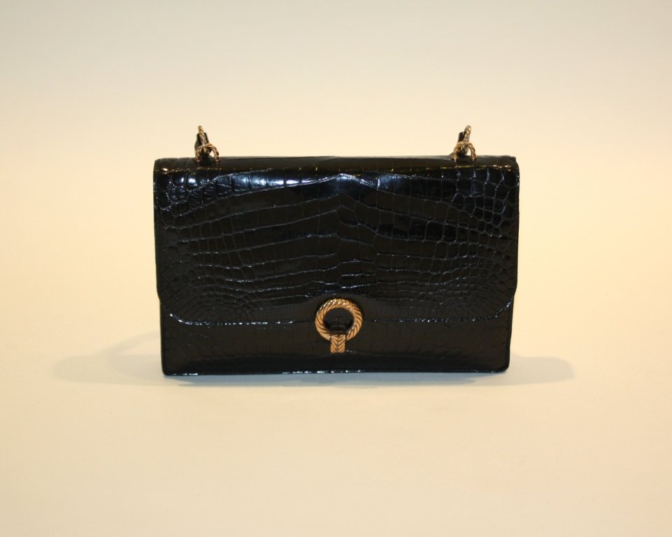 ANONYME - Sac porté main en crocodile noir. Fermoi: ANONYME - Sac porté main en crocodile noir. Fermoir et enchapes en métal torsadé et doré. Années 1960. Bon état. L : 24 cm
