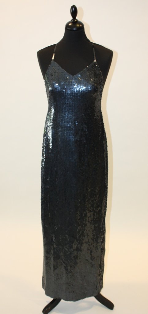 LORIS AZZARO - Attribué à, Robe de soirée à paille: LORIS AZZARO - Attribué à, Robe de soirée à paillettes bleu nuit, dos échancré (chute de reins), fines bretelles croisées. Taille : 36 / 38.