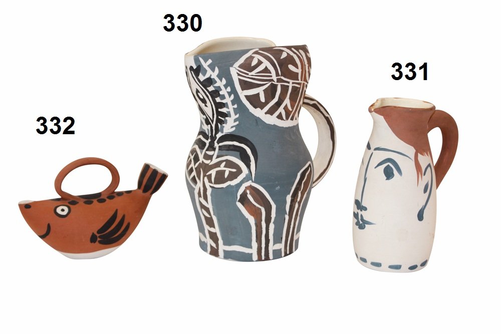 PABLO PICASSO (1881-1973) - MADOURA éditeur Pichet: PABLO PICASSO (1881-1973) - MADOURA éditeur Pichet gothique aux feuilles - 1952 Pichet tourné, R.A en terre de faïence blanche. Edition Picasso n° 66/100 Cachets en creux. H : 29 cm Bibliographie