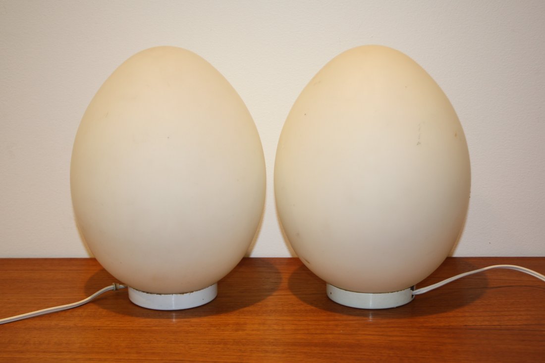 BEN SWILDENS pour FONTANA ARTE Paire de lampes mo: BEN SWILDENS pour FONTANA ARTE Paire de lampes modèle UOVO, globe en opaline blanche, pied en métal laqué blanc.