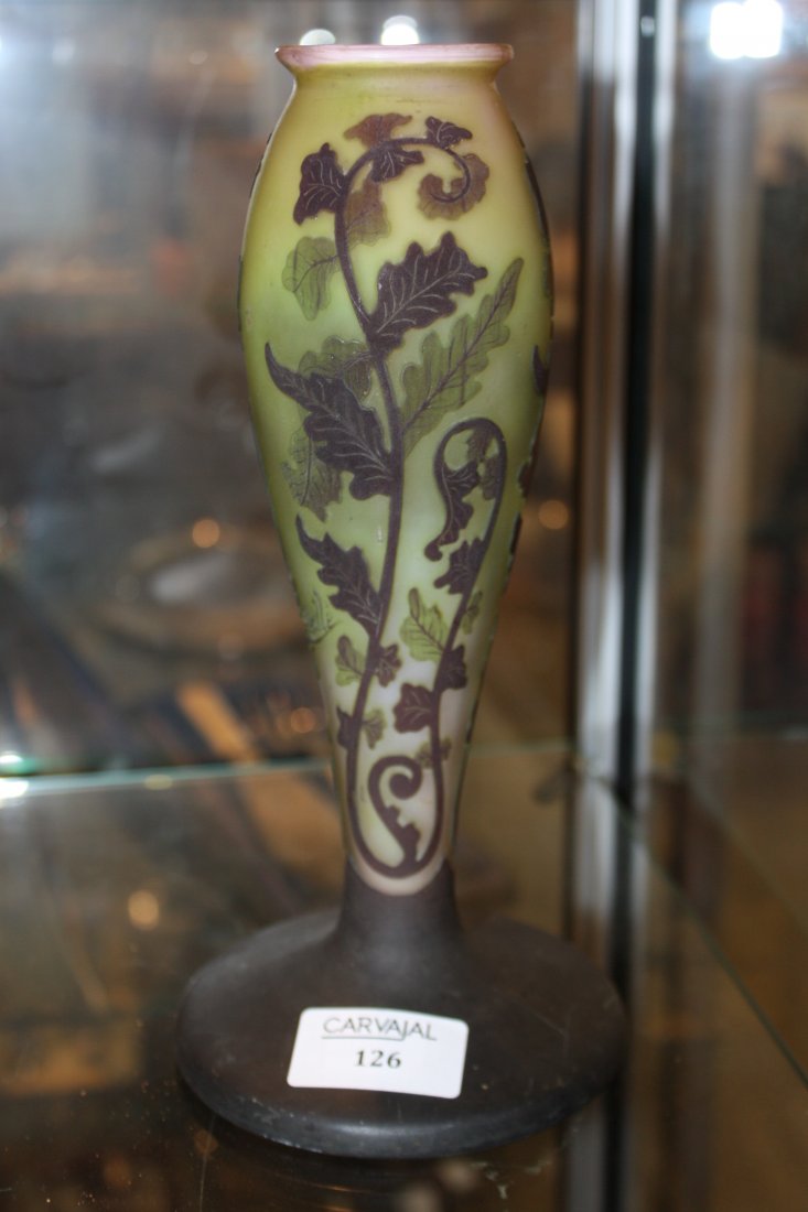 Emile GALLE Pied de lampe en verre multicouche à d: Emile GALLE Pied de lampe en verre multicouche à décor de végétaux. Signé. Léger éclat au col. H : 23 cm
