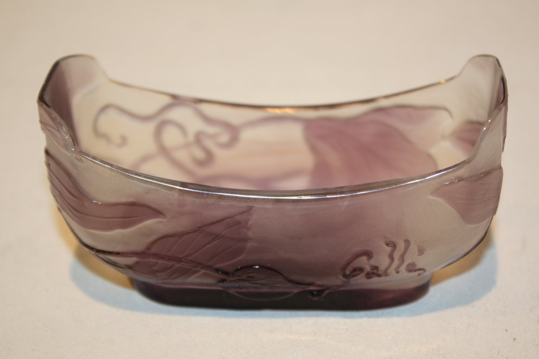 Emile GALLE (1846-1904) Jardinière miniature en ve: Emile GALLE (1846-1904) Jardinière miniature en verre multicouche gravé à l'acide. Signé. L : 9,5 cm