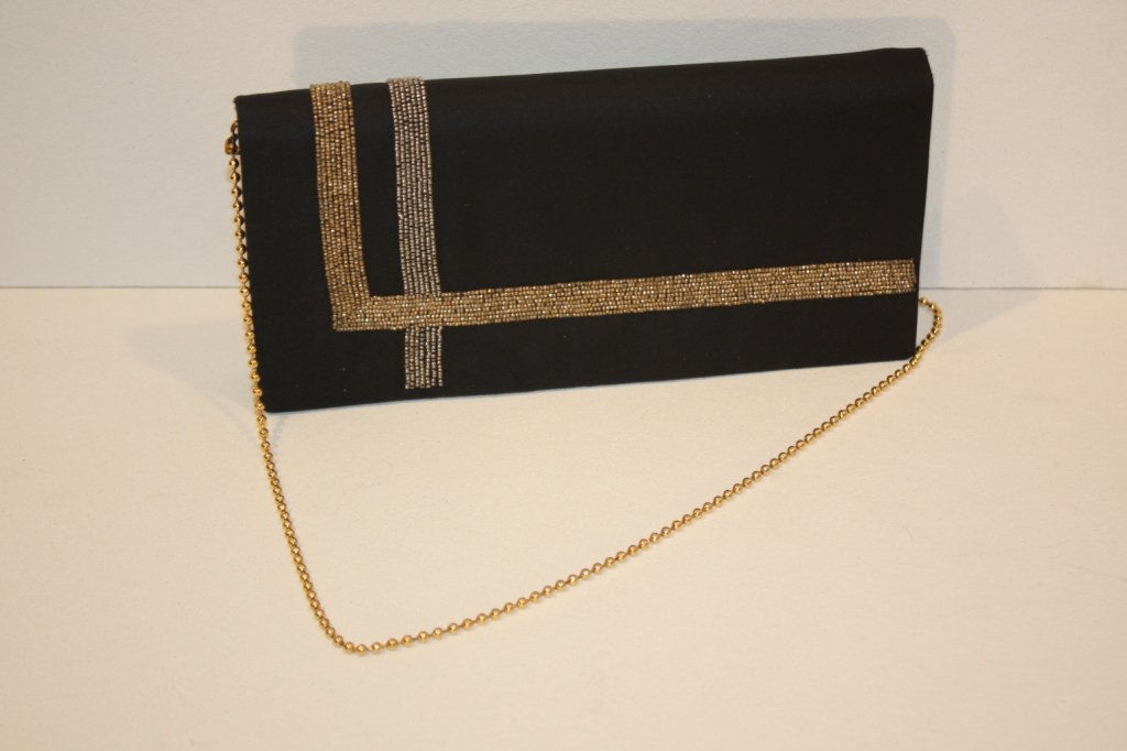 PIERRE CARDIN - Petit sac de soirée en satin noir r: PIERRE CARDIN - Petit sac de soirée en satin noir rebrodé de perles dans sa boîte Très bon état, circa 1970