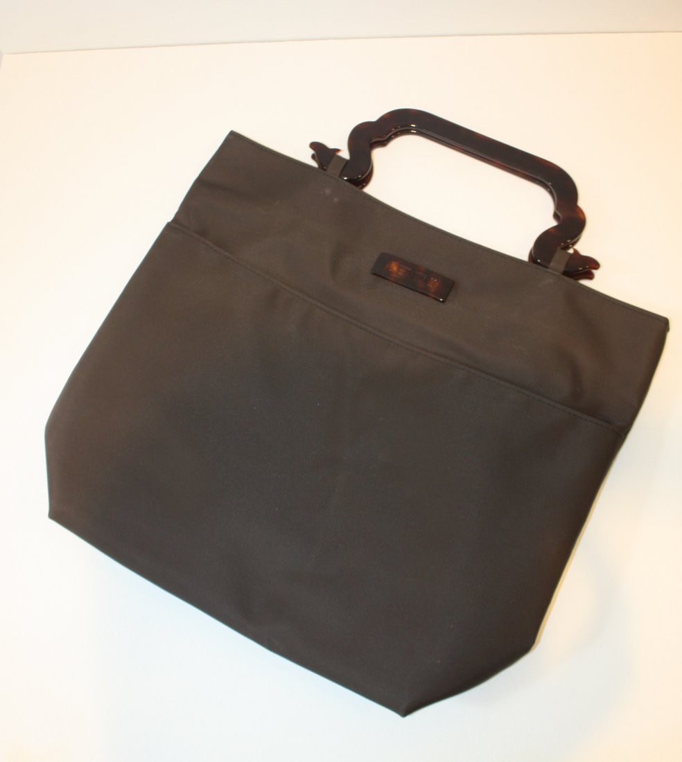 KENZO- Sac cabas en toile marron, intérieur tissu: KENZO- Sac cabas en toile marron, intérieur tissu léopard, deux anses lucites marron, vers 1990 , très bon état.