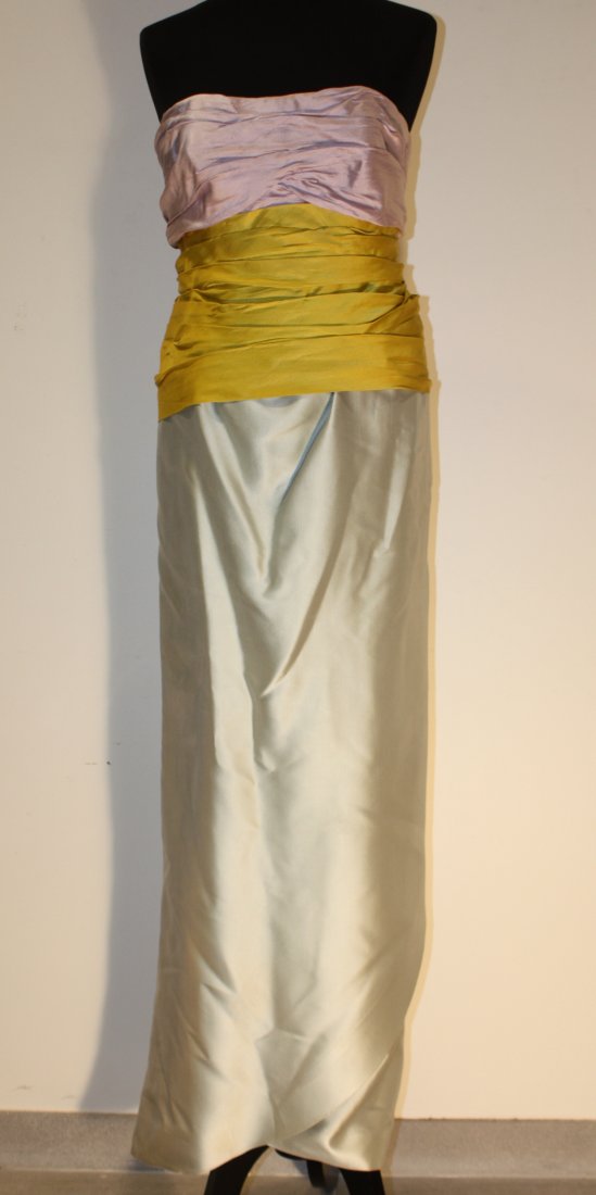 PIERRE BALMAIN-Robe bustier drapée en soie mauve et: PIERRE BALMAIN-Robe bustier drapée en soie mauve et jaune, jupon bleu pâle vers 1955. Etat d'usage, on y joint une étole assortie bleu pâle, petites taches