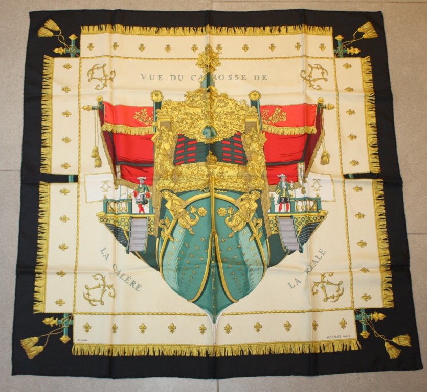 HERMES-carré en soie imprimé, titré "vue de carros: HERMES-carré en soie imprimé, titré "vue de carrosse de la Galère, la Réale, bordure bleu, bon état