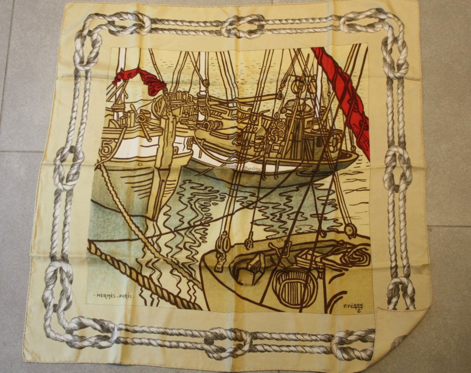 HERMES- carré en soie imprimé, titré "ELLE ETOIL",: HERMES- carré en soie imprimé, titré "ELLE ETOIL", fond jaune, signé P. Péron. Bon état.