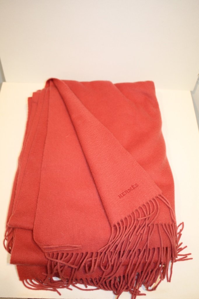 HERMES - Plaid en cachemire saumon. Très bon état.: HERMES - Plaid en cachemire saumon. Très bon état. Dimensions: 280 x 160 cm