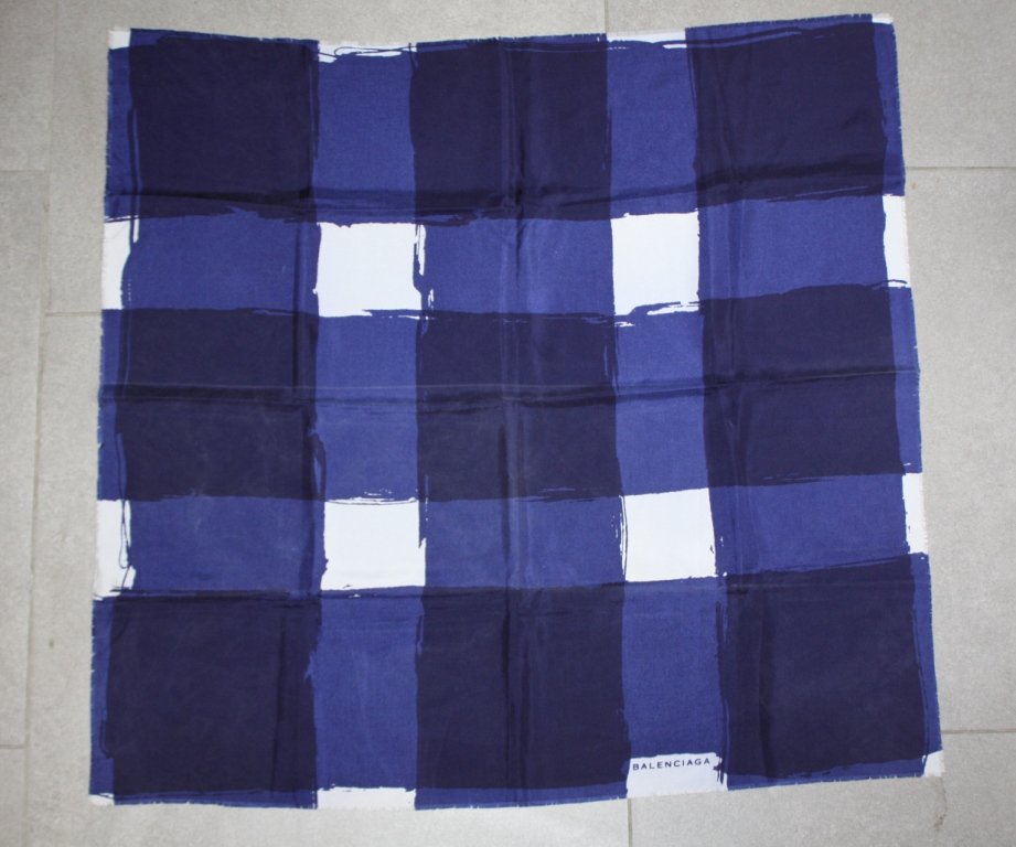 BALENCIAGA - Carré en soie bleue à décor de carrea: BALENCIAGA - Carré en soie bleue à décor de carreaux, bon état