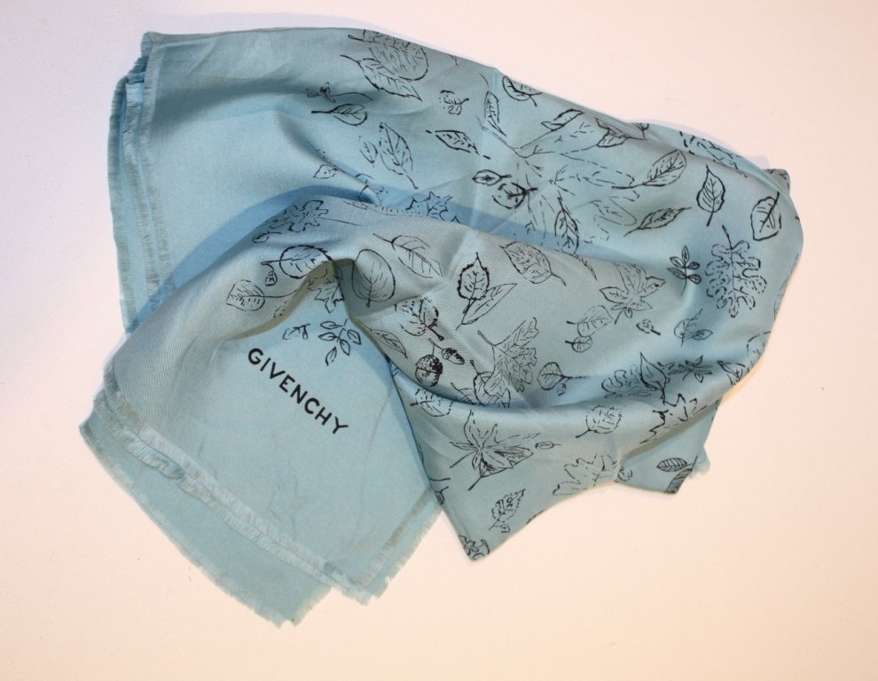 GIVENCHY - Carré en soie bleue à décor de feuillag: GIVENCHY - Carré en soie bleue à décor de feuillages , vers 1970, état d'usage