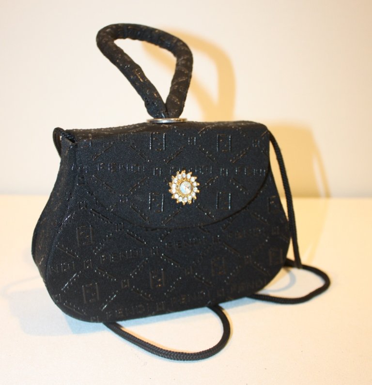 FENDI - Petit sac de soirée en tissu siglé, bandou: FENDI - Petit sac de soirée en tissu siglé, bandoulière, bon état