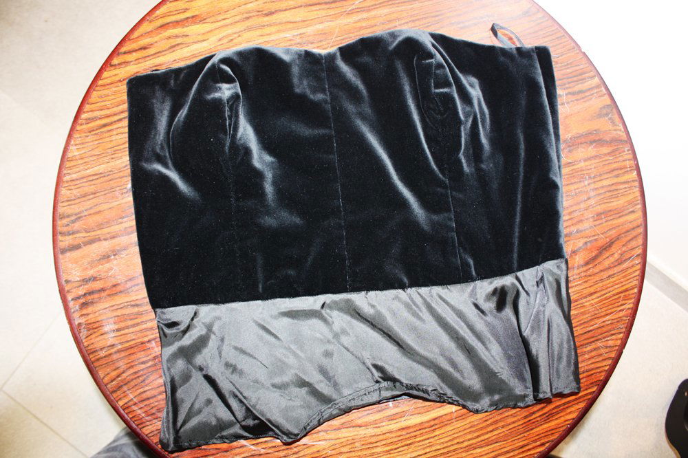 GUY LAROCHE - Bustier en velours noir, petite basq: GUY LAROCHE - Bustier en velours noir, petite basque en satin, taille 44, bon état