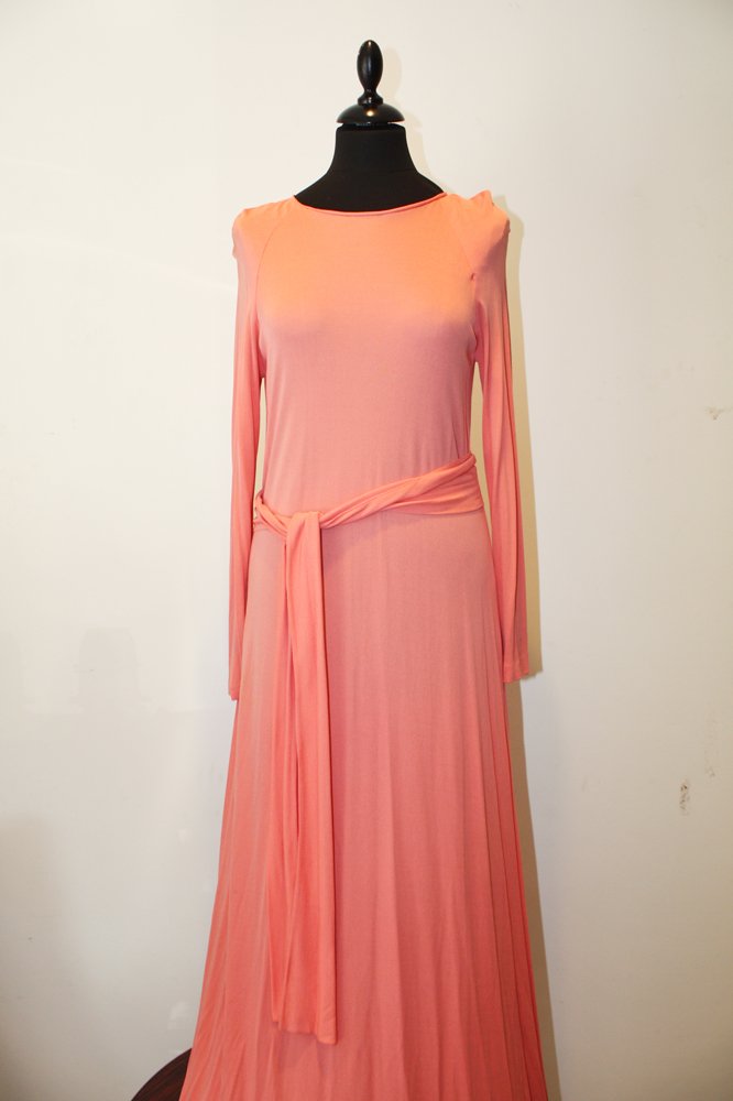 ANONYME - longue robe en tissu fluide saumon, modè: ANONYME - longue robe en tissu fluide saumon, modèle de défilé, bon état