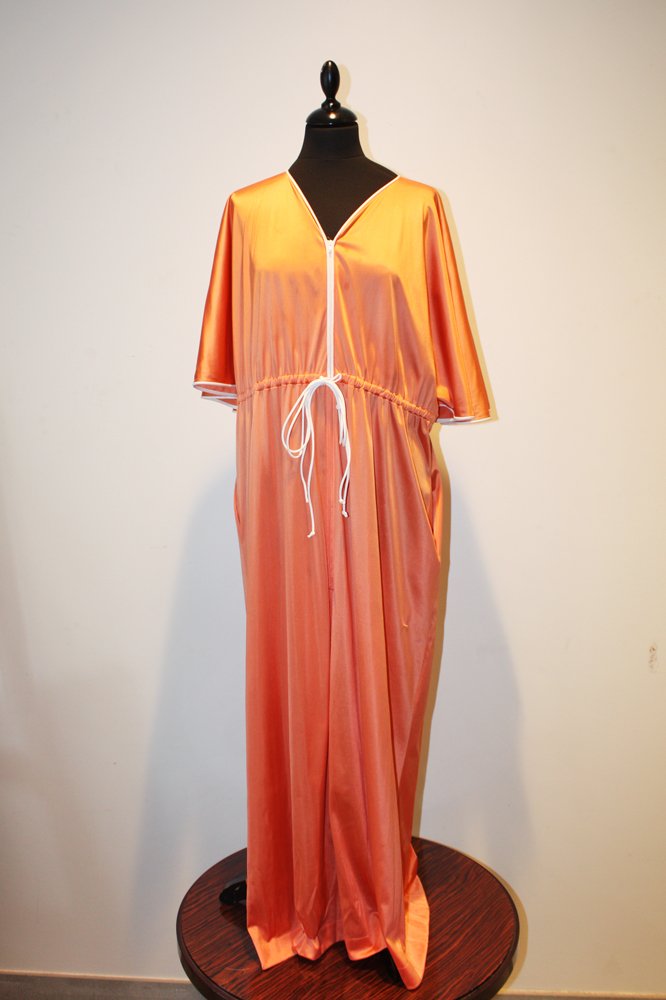 VANITY FAIR - Robe d'intérieur en polyester saumon: VANITY FAIR - Robe d'intérieur en polyester saumon, taille 40, état d'usage