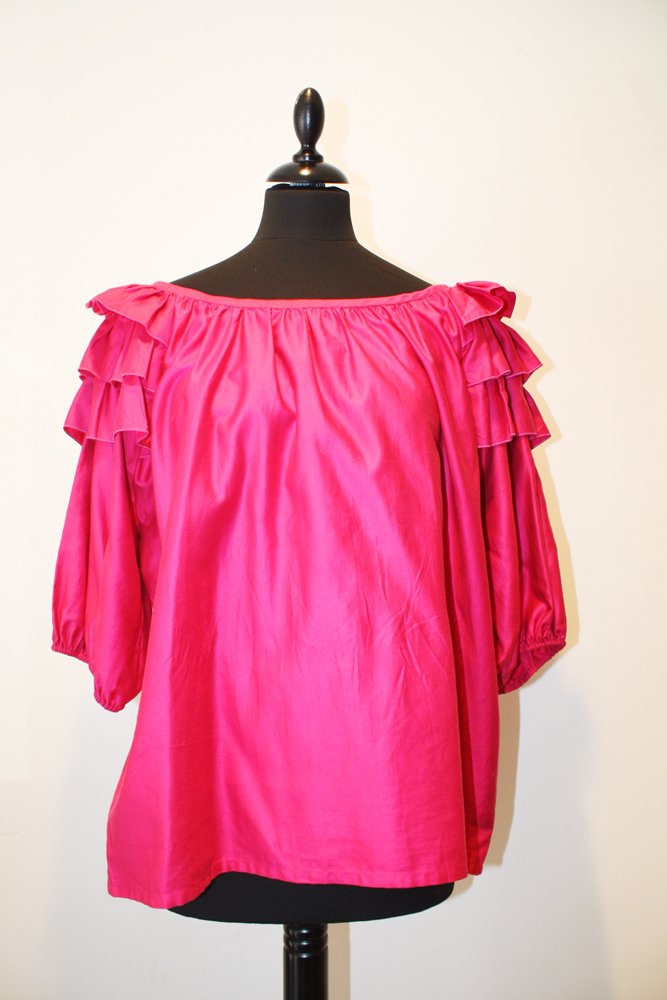 GUY LAROCHE Boutique - blouse à encolure volantée: GUY LAROCHE Boutique - blouse à encolure volantée en coton fuchsia, taille 42 , vers 1980, bon état