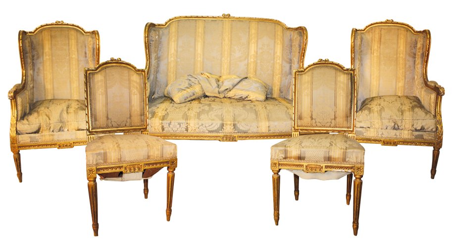 Salon en bois sculpté et doré comprenant 2 fauteuil: Salon en bois sculpté et doré comprenant 2 fauteuils, 2 chaises et un canapé. Pieds cannelés. Style Louis XVI, fin du XIXème ou début du XXe siècle Dimensions: 92 x 46 x 44 cm (pour les chaises