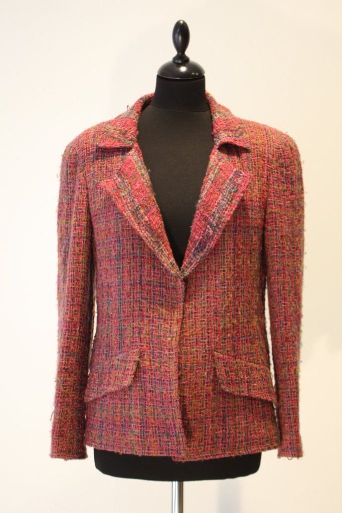 CHANEL Boutique - veste en laine tweedée polychrome: CHANEL Boutique - veste en laine tweedée polychrome , coloris dominant framboise, non doublée. Taille 40 Etat d'usage