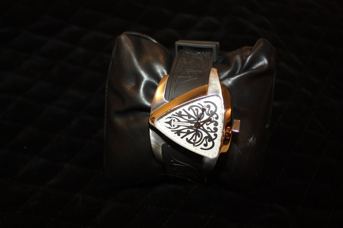 TECHNOMARINE-Montre pour dame modèle Maori Vers 20: TECHNOMARINE-Montre pour dame modèle Maori Vers 2000. Bon état. Dans sa boîte.