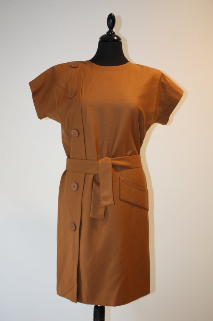 Boutique GIVENCHY Paris- Robe à manches courtes, : Boutique GIVENCHY Paris- Robe à manches courtes, en tissu ocre, gros boutons excentrés en faux boutonnage sur le devant. Ceinture, taille 40. très bon état. Vers 1980 / 85.