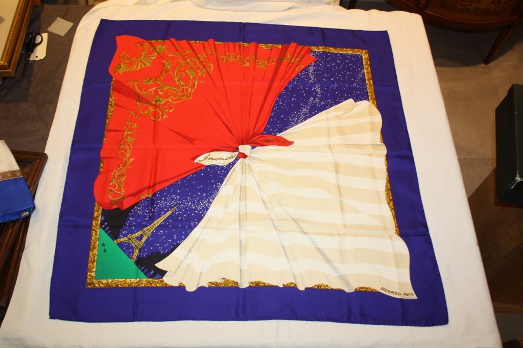 HERMES- Carré en soie imprimée bleu, blanc , rouge: HERMES- Carré en soie imprimée bleu, blanc , rouge, titré "Souvenir de Paris". Signé Hilton Mc Cornico. Excellent état.