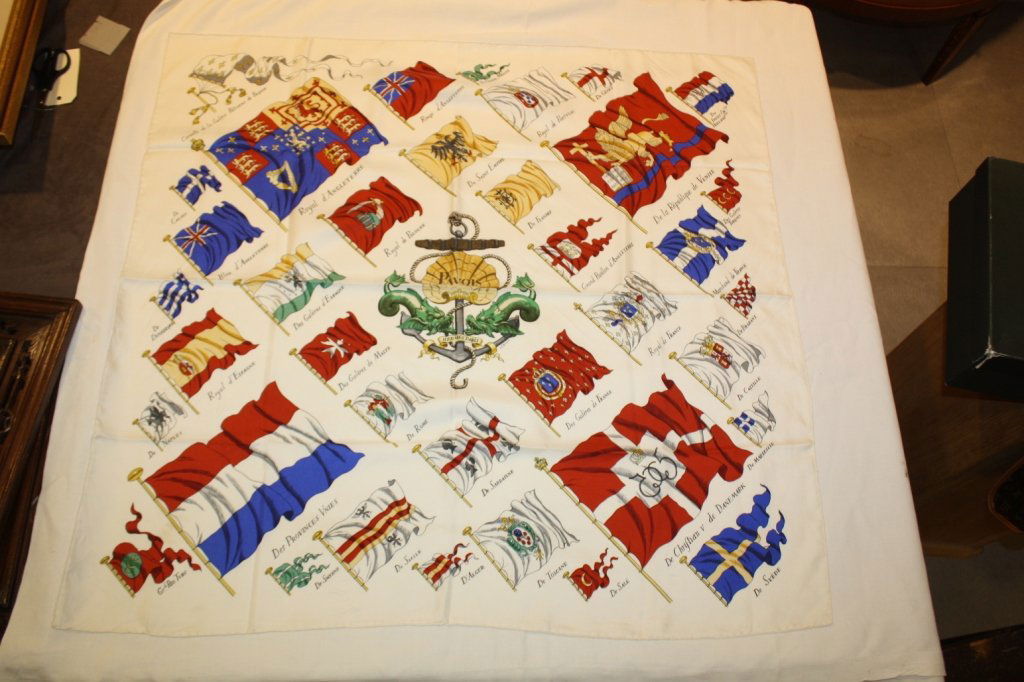 HERMES- Carré en soie imprimée blanc cassé titré ": HERMES- Carré en soie imprimée blanc cassé titré " Pavois" et signé Ledoux. Très bon état.