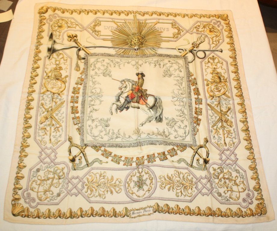 HERMES- Carré en soie imprimée à fond crème, titré: HERMES- Carré en soie imprimée à fond crème, titré LUDOVICUS MAGNUS. Etat d'usage.